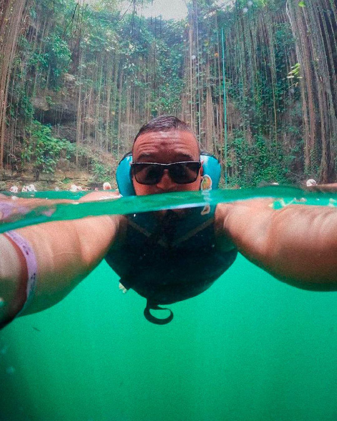 Visitante con visor de snorkel en el agua del cenote