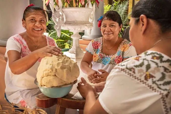 Mujeres yucatecas preparando tortillas a mano