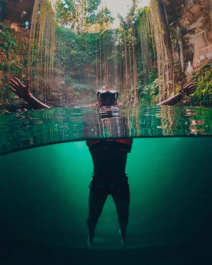Silueta bajo el agua en un cenote